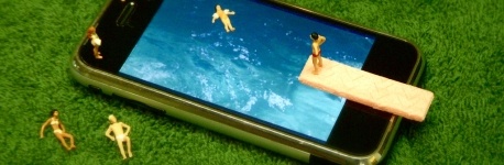 smartphone-swimming-pool